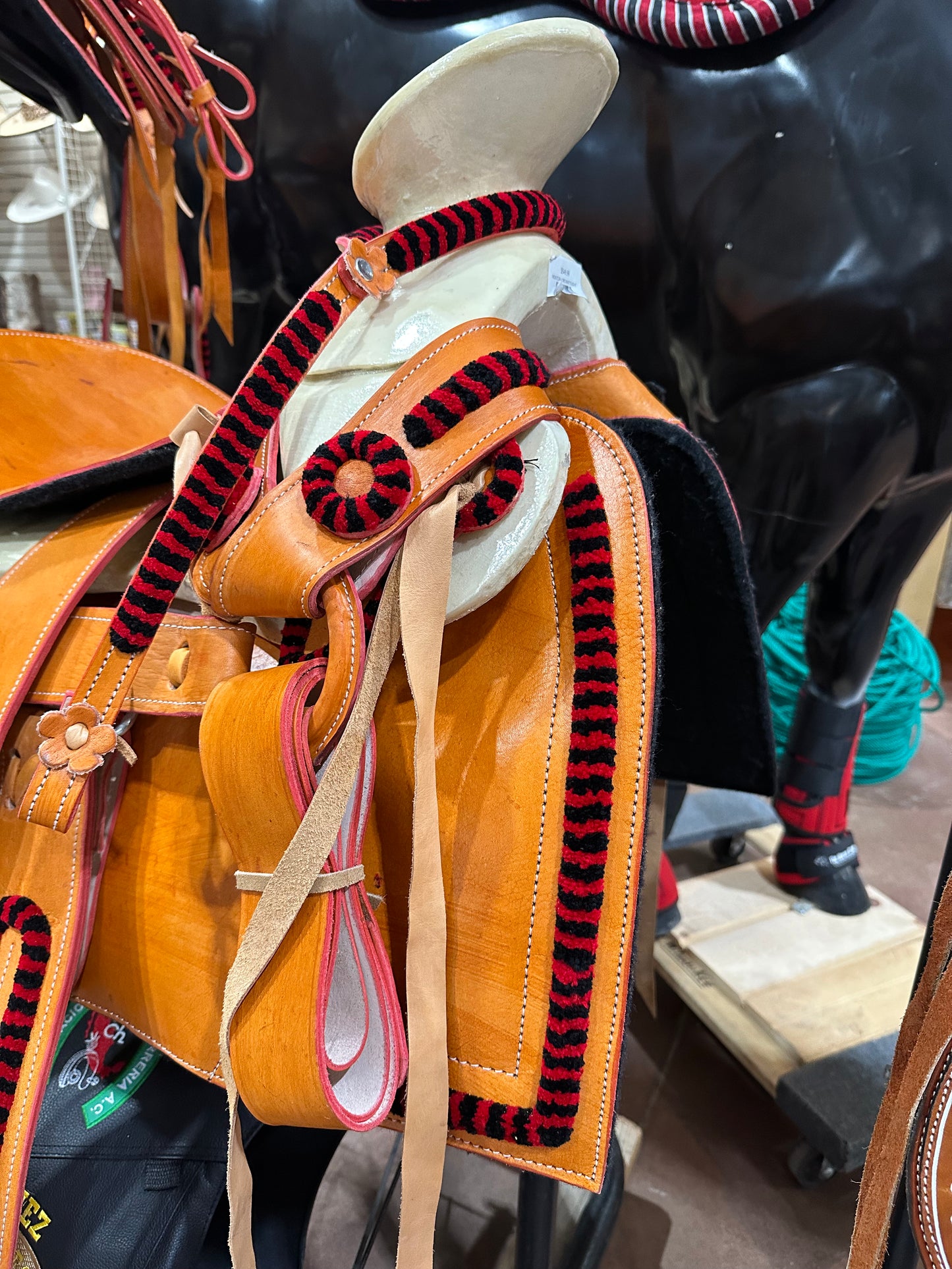 Montura Chumeteada Cantina Cuadrada Miel adorno y rojo con negro 15”