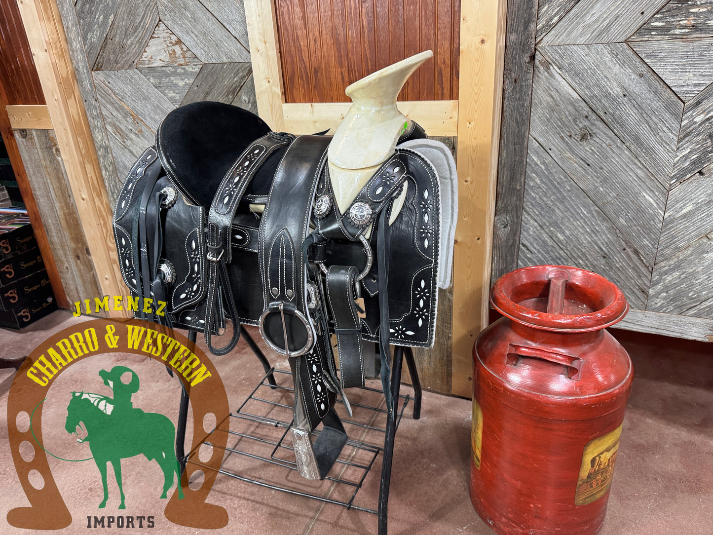 Montura Cantina Cuadrada negra con heraje de acero Fuste 15