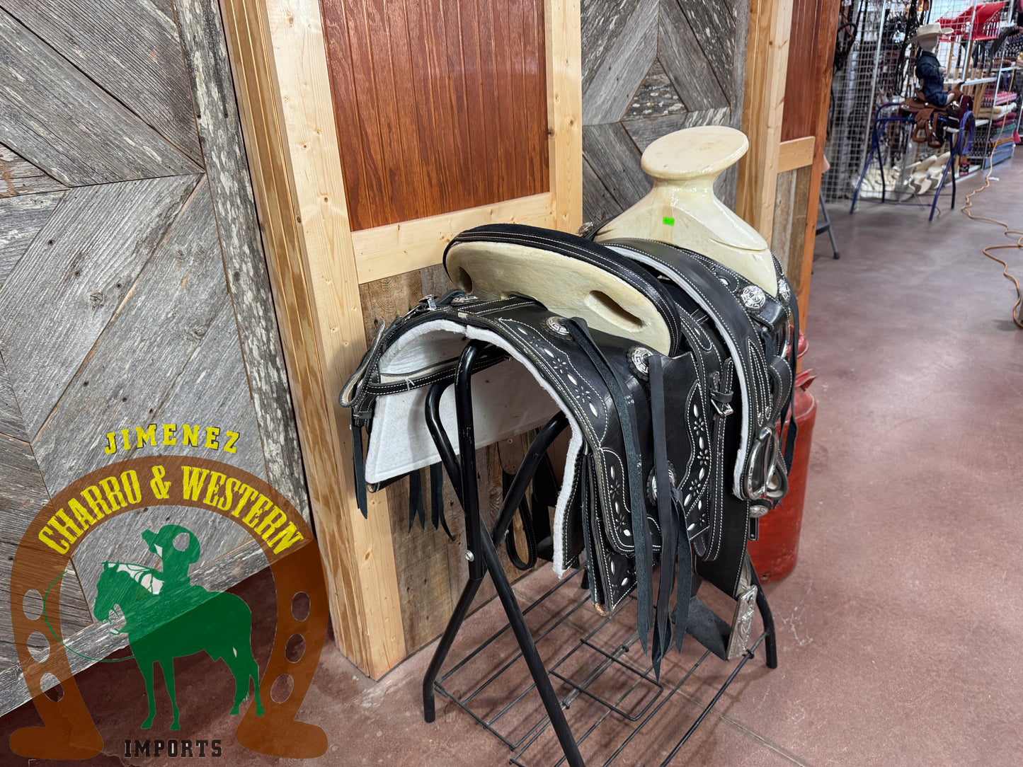 Montura Cantina Cuadrada negra con heraje de acero Fuste 15