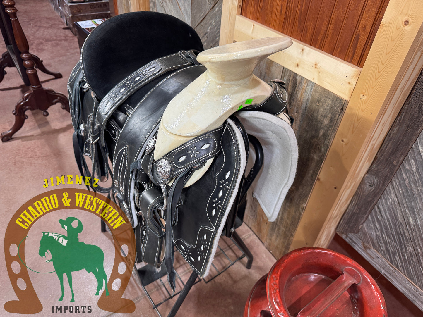 Montura Cantina Cuadrada negra con heraje de acero Fuste 15