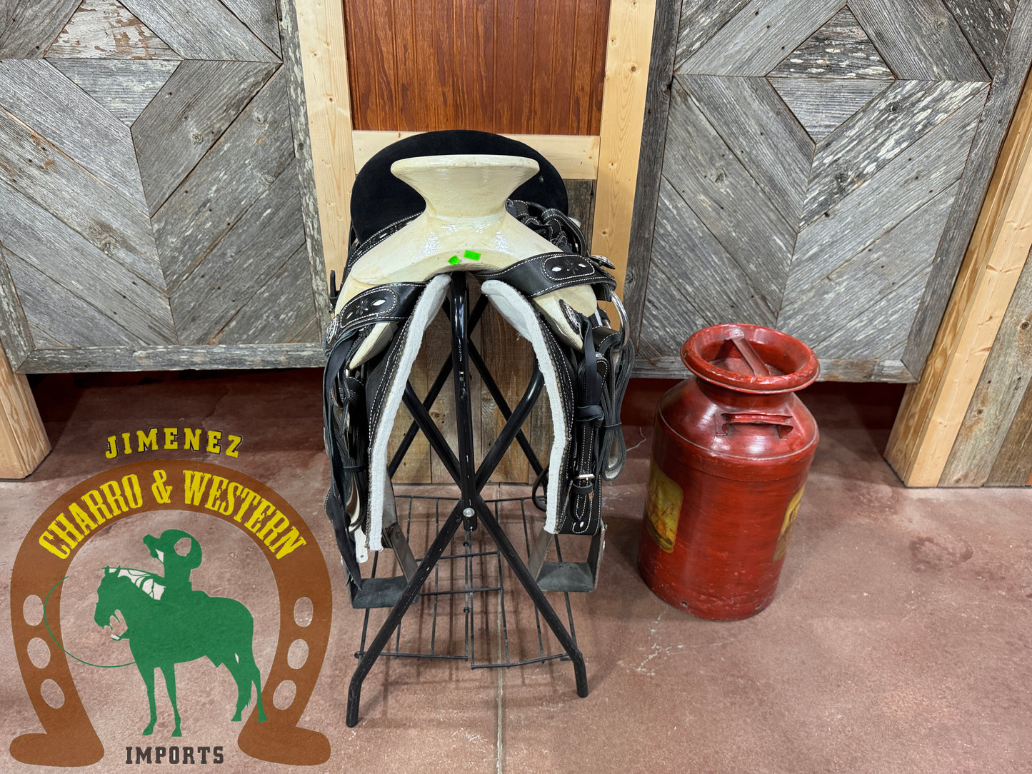 Montura Cantina Cuadrada negra con heraje de acero Fuste 15