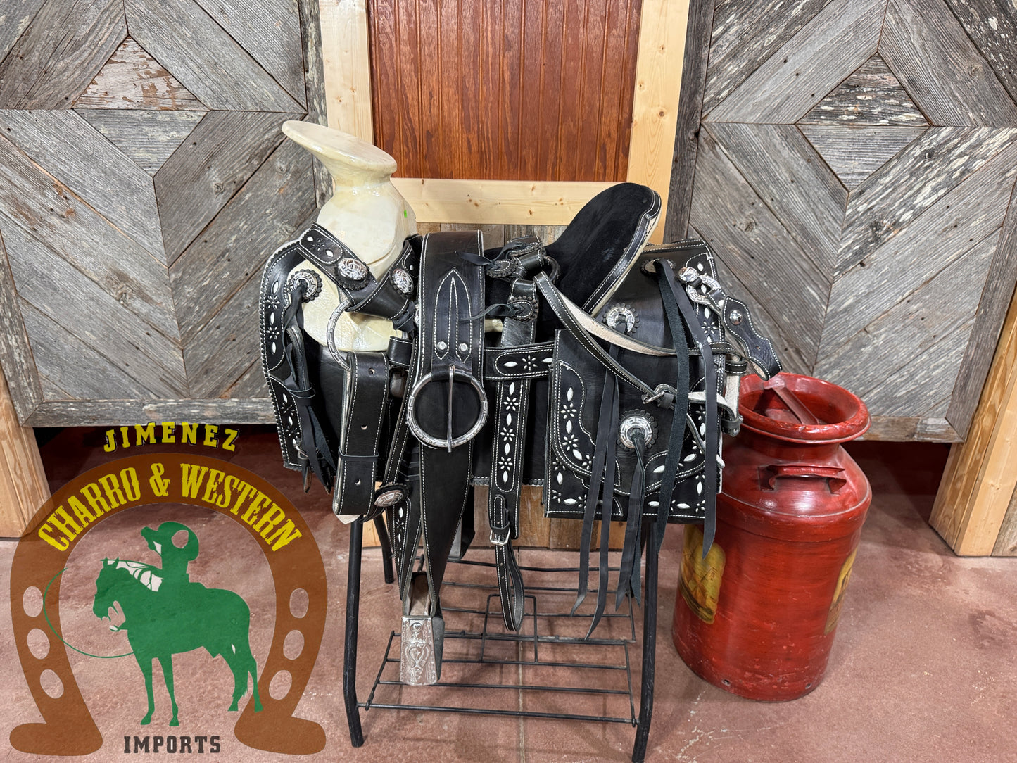 Montura Cantina Cuadrada negra con heraje de acero Fuste 15