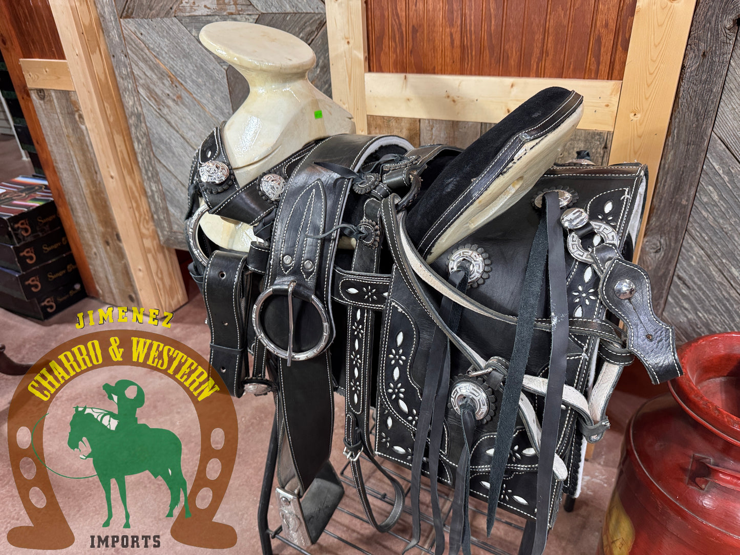 Montura Cantina Cuadrada negra con heraje de acero Fuste 15