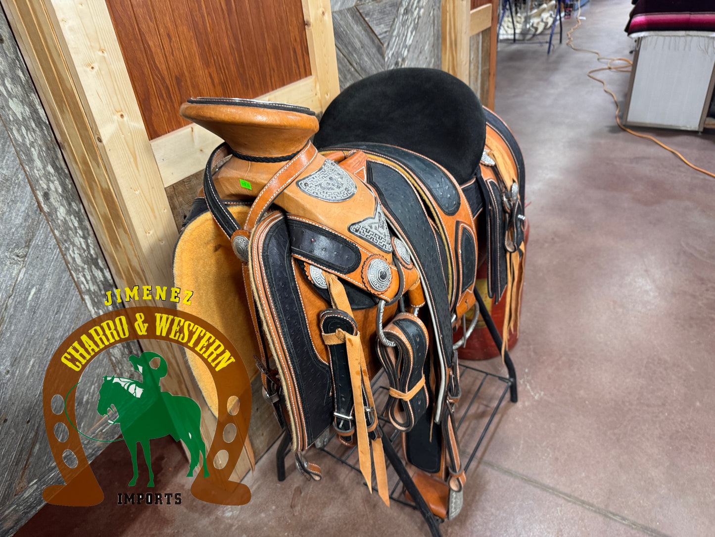 Montura Cantina Cuadrada con piel de avestrus Fuste 15