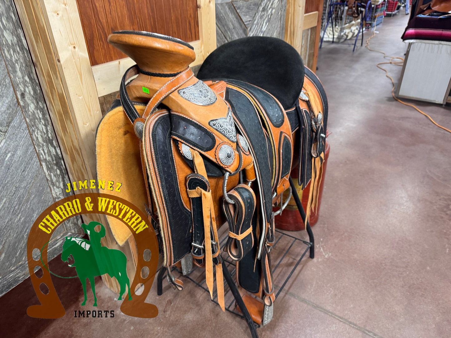 Montura Cantina Cuadrada con piel de avestrus Fuste 15